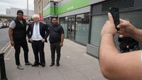PM Boris Johnson Mundur, Patung Lilinnya Jadi Ajang Foto-foto