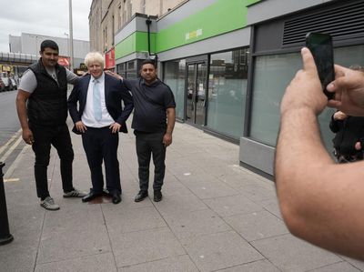 PM Boris Johnson Mundur, Patung Lilinnya Jadi Ajang Foto-foto