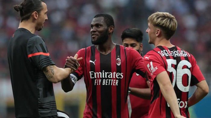 MILAN, ITALY - MAY 15:  Zlatan Ibrahimovic, Franck Kessie and Alexis Saelemaekers of AC Milan celebrate at the end of the Serie A match between AC Milan and Atalanta BC at Stadio Giuseppe Meazza on May 15, 2022 in Milan, Italy. (Photo by Emilio Andreoli/Getty Images)