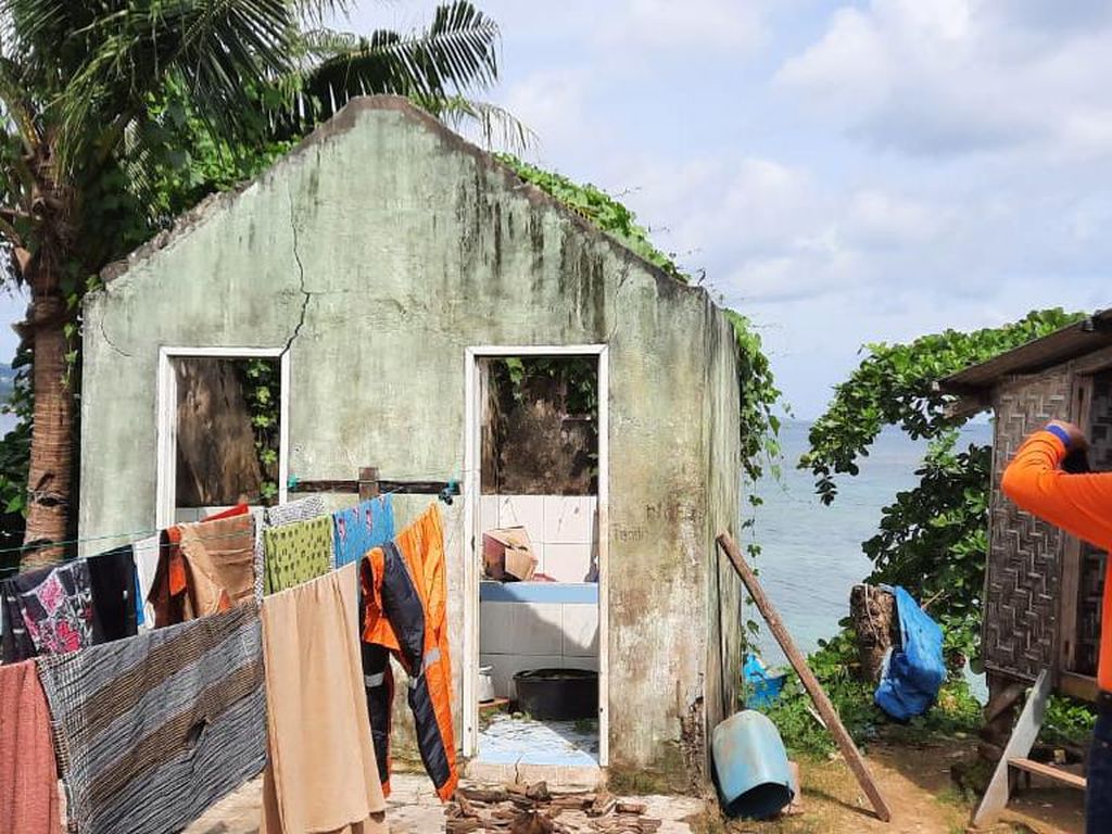 15 Rumah di Pesisir Baubau Terancam Ambrol Akibat Tanah Longsor 15 Rumah di Pesisir Baubau Terancam Ambrol Akibat Tanah Longsor