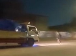 Bahaya! Aksi Viral Bocah Nekat Hadang Truk demi Konten di Tangerang