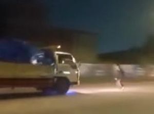 Bahaya! Aksi Viral Bocah Nekat Hadang Truk demi Konten di Tangerang Bahaya! Aksi Viral Bocah Nekat Hadang Truk demi Konten di Tangerang