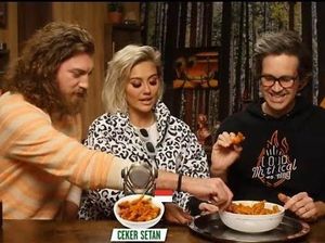 Agnez Mo Getol Perkenalkan Makanan Indonesia, Martabak hingga Ceker Setan