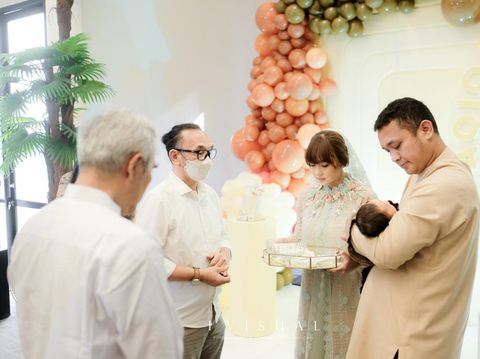 Akikah putra Gilang Dirga dan Adiezty Fersa