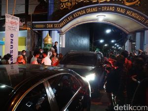 Mas Bechi Menyerahkan Diri dan Dibawa ke Polda Jatim Mas Bechi Menyerahkan Diri dan Dibawa ke Polda Jatim