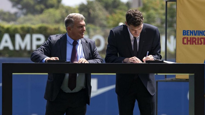 BARCELONA, SPAIN - JULY 7:  FC Barcelona president Joan Laporta and Andreas Christensen ( R ) signs a contract as he is presented as a FC Barcelona player at Ciutat Esportiva Joan Gamper on July 07, 2022 in Sant Joan Despi, Spain. (Photo by Adria Puig/Anadolu Agency via Getty Images)
