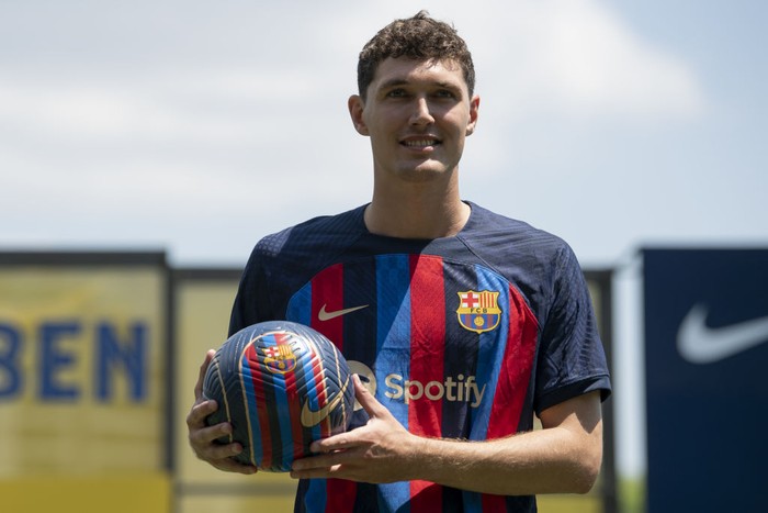 Andreas Christensen BARCELONA, SPAIN - JULY 7: FC Barcelona defender Andreas Christensen poses for the media as he is presented as a FC Barcelona player at Ciutat Esportiva Joan Gamper on July 07, 2022 in Sant Joan Despi, Spain. (Photo by Adria Puig/Anadolu Agency via Getty Images)
