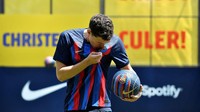 Christensen pun tak ragu untuk langsung mencium lambang Barcelona di hari pertamanya mengenakan seragam klub kebanggaan masyarakat Catalan itu. Foto: AFP via Getty Images/PAU BARRENA