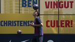 Galeri Foto: Baru Gabung, Christensen Langsung Cium Lambang Barcelona