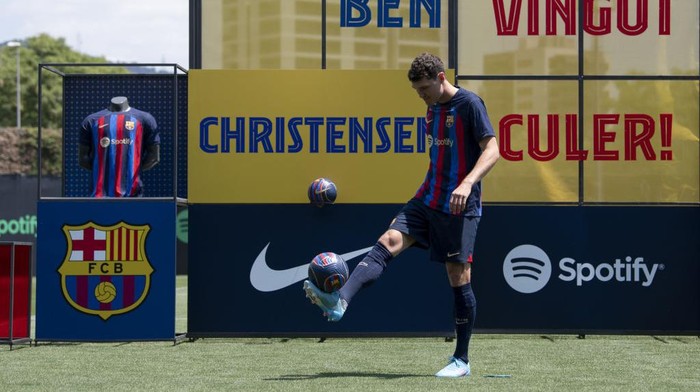 Andreas Christensen BARCELONA, SPAIN - JULY 7: FC Barcelona defender Andreas Christensen poses for the media as he is presented as a FC Barcelona player at Ciutat Esportiva Joan Gamper on July 07, 2022 in Sant Joan Despi, Spain. (Photo by Adria Puig/Anadolu Agency via Getty Images)