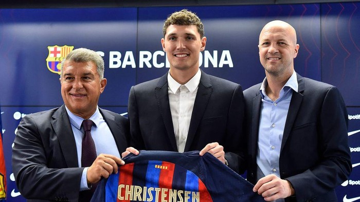 FC Barcelonas new Danish defender Andreas Christensen (C) poses for pictures holding his new jersey with Barcelonas Spanish President Joan Laporta (L) and Barcelonas Spanish sporting advisor Jordi Cruyff during a press conference as part of his presentation ceremony at the Joan Gamper training ground in Sant Joan Despi, near Barcelona on July 7, 2022. (Photo by Pau BARRENA / AFP) (Photo by PAU BARRENA/AFP via Getty Images)