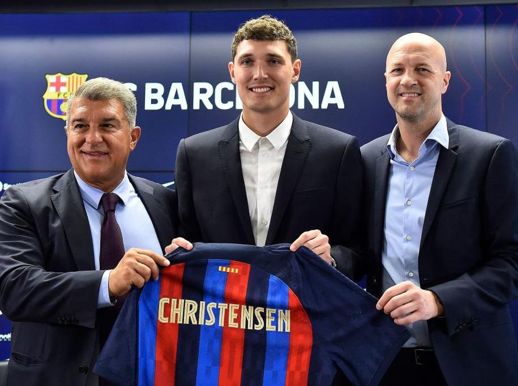 Galeri Foto: Baru Gabung, Christensen Langsung Cium Lambang Barcelona Galeri Foto: Baru Gabung, Christensen Langsung Cium Lambang Barcelona
