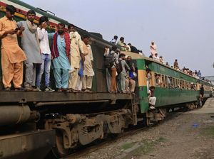 Begini Padatnya Penumpang Kereta di Pakistan Saat Mudik Idul Adha
