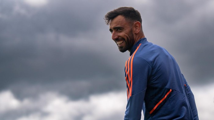 MANCHESTER, ENGLAND - JULY 04: (EXCLUSIVE COVERAGE) Bruno Fernandes of Manchester United in action during a first team training session at Carrington Training Ground on July 04, 2022 in Manchester, England. (Photo by Ash Donelon/Manchester United via Getty Images)