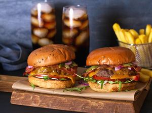 Agar Makan Burger Tak Berantakan Terapkan 5 Tips Ini Agar Makan Burger Tak Berantakan Terapkan 5 Tips Ini