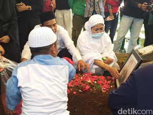 Tangis Ibunda Iringi Pemakaman Dicky Topan, Ucok Baba Turut Hadir Tangis Ibunda Iringi Pemakaman Dicky Topan, Ucok Baba Turut Hadir