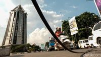 Duh, Ada Kabel Jatuh ke Jalan di Bundaran Pamulang