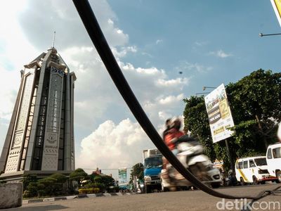 Duh, Ada Kabel Jatuh ke Jalan di Bundaran Pamulang