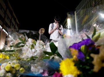 Duka Warga Jepang Usai Shinzo Abe Tewas Ditembak
