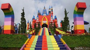 Menikmati Taman Bunga dan Bangunan Ala Kremlin di DCastello, Subang