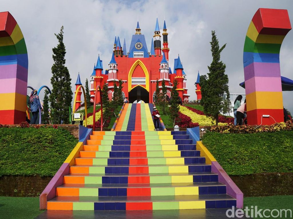 Bukan Disneyland, Ini Florawisata DCastello Kebanggaan Subang