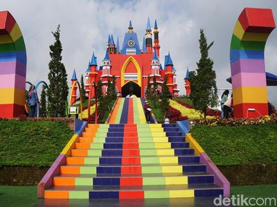 Menikmati Taman Bunga dan Bangunan Ala Kremlin di DCastello, Subang