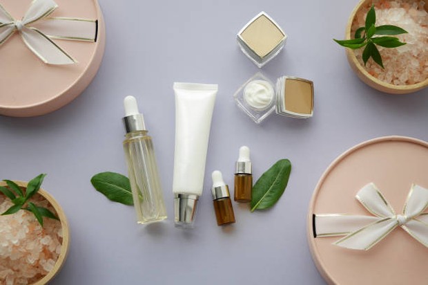 Gunakan rangkaian produk yang tepat untuk wajah berjerawat/Foto: istockphoto.com Skincare dengan bahan yang tepat untuk wajah berjerawat, bisa mengurangi peradangan dan pertumbuhan jerawat di wajah.