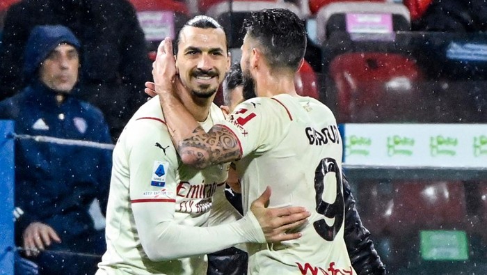 AC Milans Swedish forward Zlatan Ibrahimovic (L) replaces AC Milans French forward Olivier Giroud during the Italian Serie A football match between Cagliari and AC Milan, on March 19, 2022 at the Sardegna Arena in Cagliari. (Photo by Alberto PIZZOLI / AFP) (Photo by ALBERTO PIZZOLI/AFP via Getty Images)