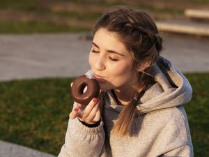 Buat yang Suka Donat dan Kopi Susu Aren, Ini Dampak Gula ke Kulit Kamu!