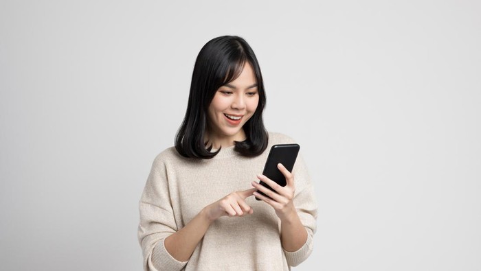 Ilustrasi perempuan memakai ponsel atau WhatsApp Ilustrasi perempuan memakai ponsel atau WhatsApp