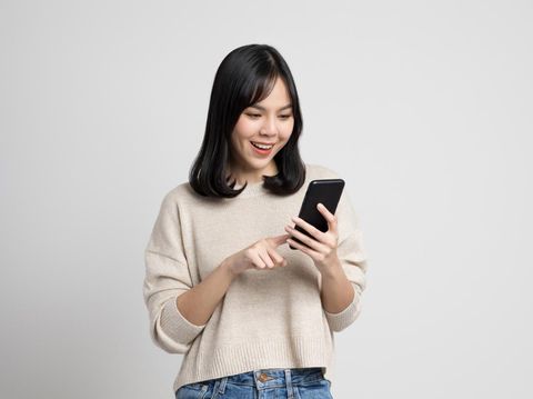 Ilustrasi wanita menggunakan ponsel atau WhatsApp