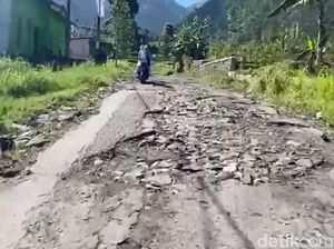 Jalan 12 Km di Lereng Slamet Brebes Rusak, Warga Ancam Turun Gunung