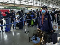 Calon Penumpang di Stasiun Senen Marah-marah gegara Belum Booster