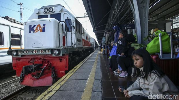 Momen libur sekolah dan Idul Adha dimanfaatkan warga untuk berlibur keluar kota maupun pulang kampung. Akibatnya, penumpang di Stasiun Senen mengalami peningkatan.