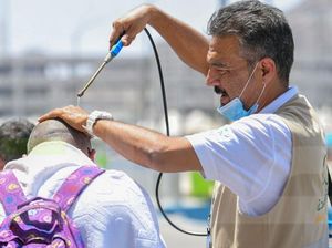 Suhu Capai 44 Derajat, Jemaah Haji di Mina Guyur Kepala Pakai Air