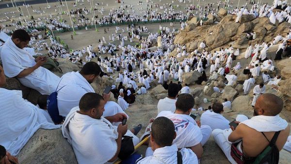Jemaah Haji Padati Jabal Rahmah, Begini Suasananya