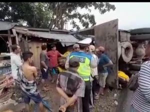 Truk di Wajo Bawa Kayu Terbalik-Timpa Bocah, Sopirnya Kabur