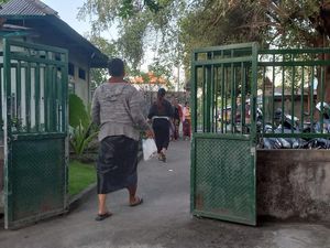 Keluarga Korban Pengeroyokan di Busungbiu Sebut Tak Kenal Pelaku Keluarga Korban Pengeroyokan di Busungbiu Sebut Tak Kenal Pelaku