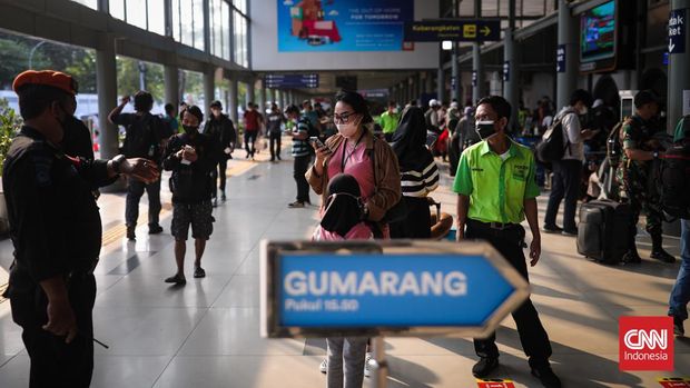 Penumpang kereta api jarak jauh (KAJJ) di Stasiun Pasar Senen, Jakarta, Jumat (8-7-2022). (CNN Indonesia/Adi Maulana Ibrahim)
