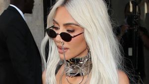 8 Foto Kim Kardashian Tiru Gaya Seksi Madonna, Sopan Tutupi Payudara