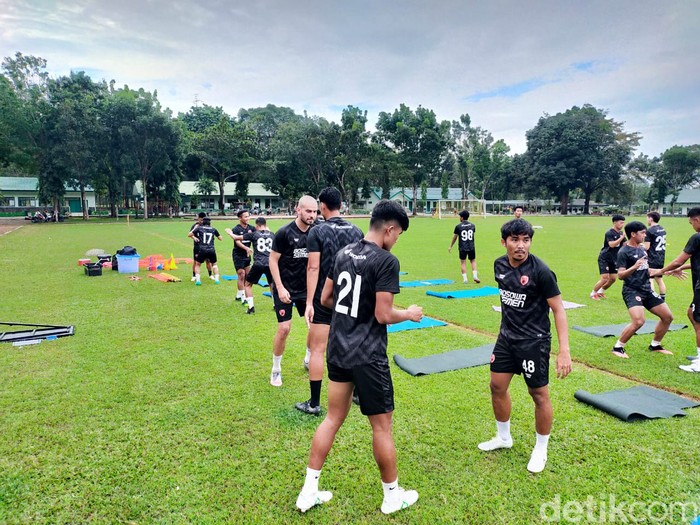 Latihan PSM Makassar di Lapangan Yonzipur 8/SMG Maros.