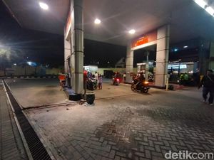 Pria Bakar Diri di SPBU Tambakrejo Surabaya Alami Luka Bakar 68% Pria Bakar Diri di SPBU Tambakrejo Surabaya Alami Luka Bakar 68%