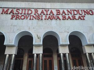 Siasat Masjid Raya Bandung Cegah QRIS Palsu Siasat Masjid Raya Bandung Cegah QRIS Palsu
