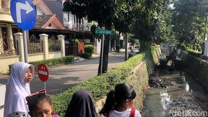 Cegah Pendangkalan, Aliran Anak Sungai di Tangsel Dikeruk