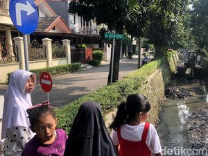 Cegah Pendangkalan, Aliran Anak Sungai di Tangsel Dikeruk
