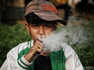 Mengasapi Ibukota dengan Gaya, Sisi Lain Serbuan ABG Pinggiran Jakarta