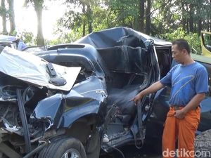 Minibus Seruduk Truk di Tol Cipularang, Satu Tewas-Sopir Selamat