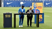 Gelandang baru FC Barcelona asal Pantai Gading, Franck Kessie (kiri) menandatangani kontrak dengan Presiden Barcelona, Joan Laporta saat upacara perkenalan di tempat latihan Joan Gamper di Sant Joan Despi, dekat Barcelona, Rabu, (6/7/2022).