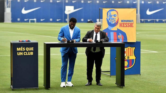Momen Franck Kessie Diperkenalkan Sebagai Pemain Baru Barcelona FC Barcelona's new Ivorian midfielder Franck Kessie poses for pictures during his presentation ceremony at the Joan Gamper training ground in Sant Joan Despi, near Barcelona on July 6, 2022. (Photo by Pau BARRENA / AFP) (Photo by PAU BARRENA/AFP via Getty Images)