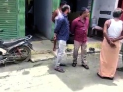 Waduh... Pria Ini Kaget, Motornya Ikut Dicor Jalan!